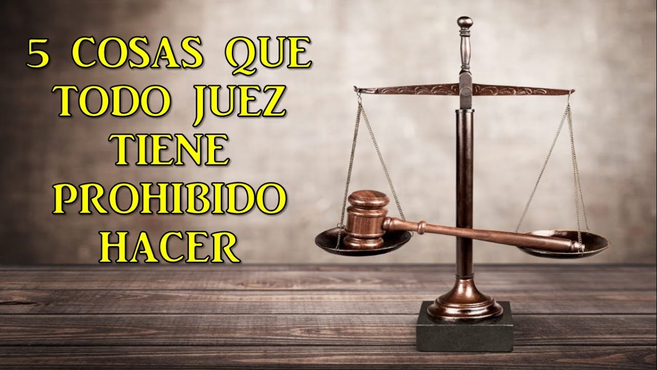 quien se sienta al lado del juez